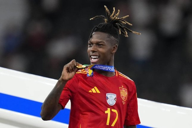 Bintang Spanyol Nico Williams menunjukkan medali juara Euro 2024. (c) AP Photo/Manu Fernandez