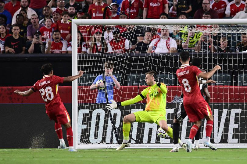 Fabio Carvalho (kiri) mencetak gol di laga pramusim antara Liverpool vs Arsenal, Kamis (01/8/2024). (c) AP Photo/Derik Hamilton