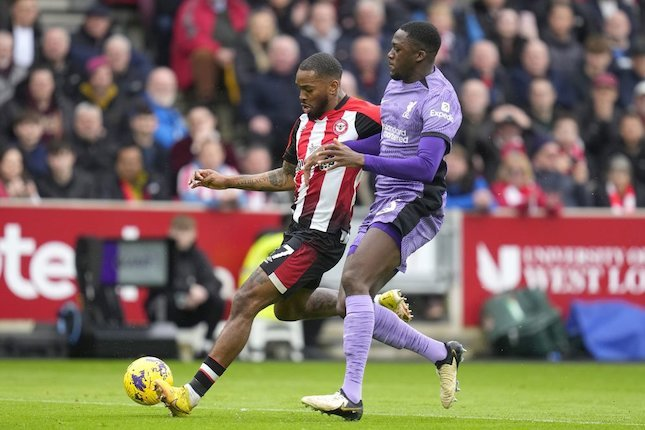 Ibrahima Konate mengawal Ivan Toney di laga Brentford vs Liverpool di pekan 25 EPL 2023/24 di Gtech Community Stadium, Sabtu (17/02/2024). (c) AP Photo/Kirsty Wigglesworth